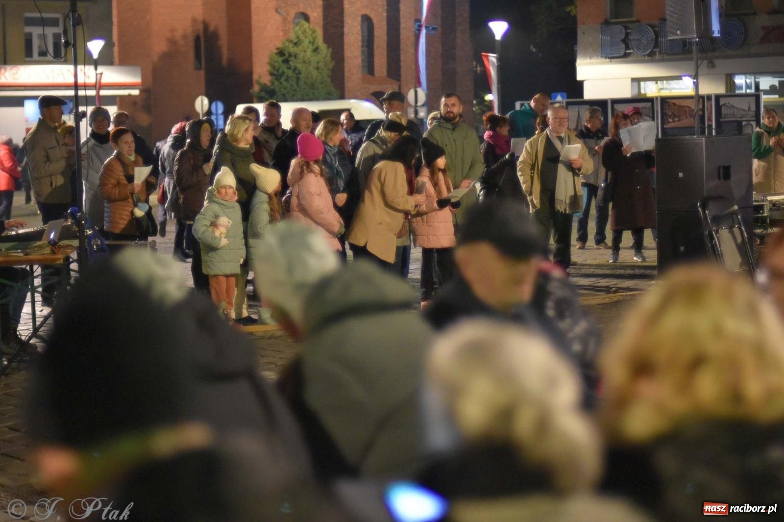 Zdjęcie w galerii na portalu naszraciborz.pl: Klimat jak z czasów legionów. Świąteczny piknik na raciborskim Rynku [FOTO i WIDEO] wiadomości z regionu