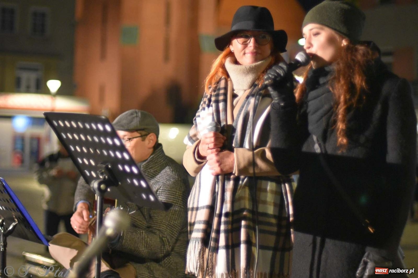 Zdjęcie w galerii na portalu naszraciborz.pl: Klimat jak z czasów legionów. Świąteczny piknik na raciborskim Rynku [FOTO i WIDEO] wiadomości z regionu
