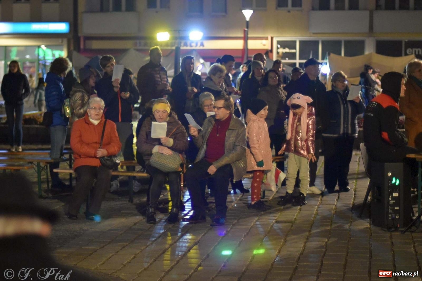 Zdjęcie w galerii na portalu naszraciborz.pl: Klimat jak z czasów legionów. Świąteczny piknik na raciborskim Rynku [FOTO i WIDEO] wiadomości z regionu