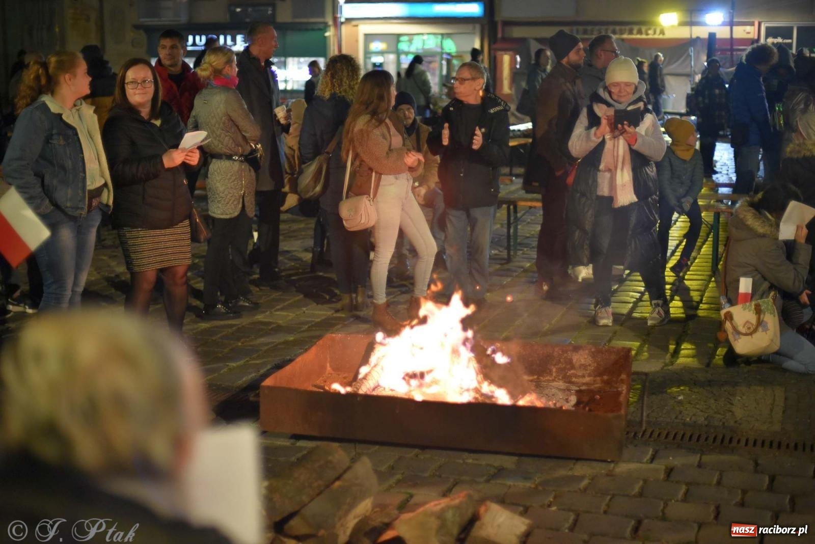 Zdjęcie w galerii na portalu naszraciborz.pl: Klimat jak z czasów legionów. Świąteczny piknik na raciborskim Rynku [FOTO i WIDEO] wiadomości z regionu