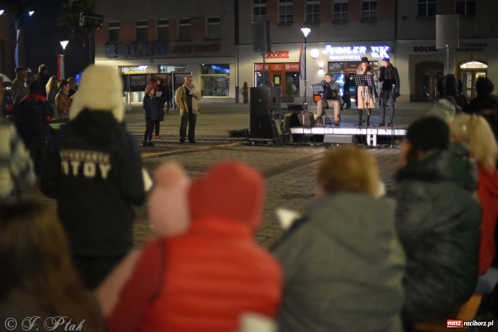 Zdjęcie w galerii na portalu naszraciborz.pl: Klimat jak z czasów legionów. Świąteczny piknik na raciborskim Rynku [FOTO i WIDEO] wiadomości z regionu