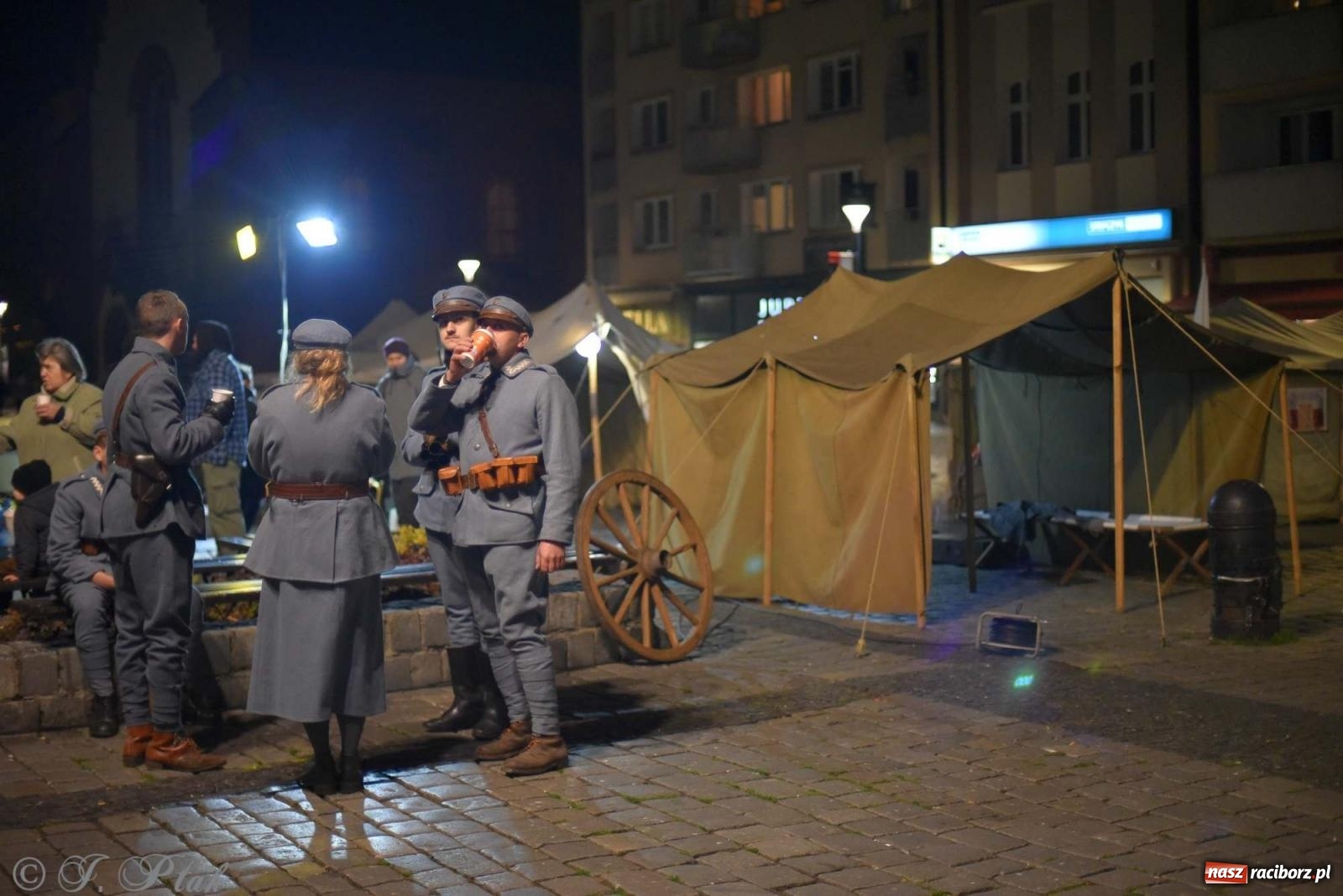 Zdjęcie w galerii na portalu naszraciborz.pl: Klimat jak z czasów legionów. Świąteczny piknik na raciborskim Rynku [FOTO i WIDEO] wiadomości z regionu