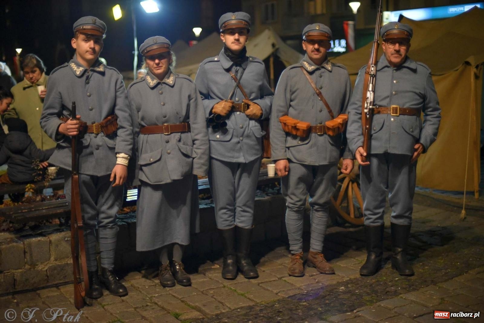 Zdjęcie w galerii na portalu naszraciborz.pl: Klimat jak z czasów legionów. Świąteczny piknik na raciborskim Rynku [FOTO i WIDEO] wiadomości z regionu