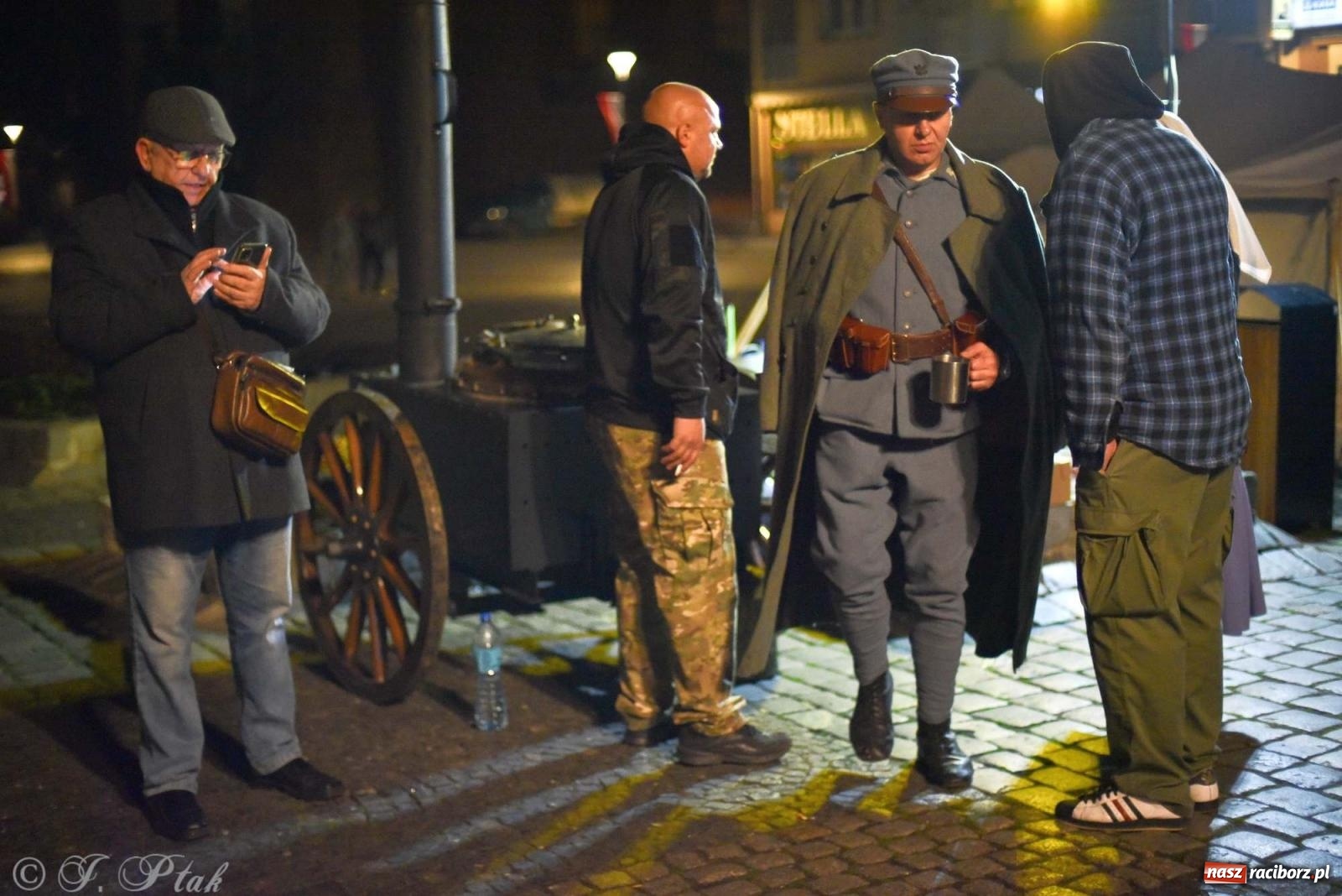 Zdjęcie w galerii na portalu naszraciborz.pl: Klimat jak z czasów legionów. Świąteczny piknik na raciborskim Rynku [FOTO i WIDEO] wiadomości z regionu