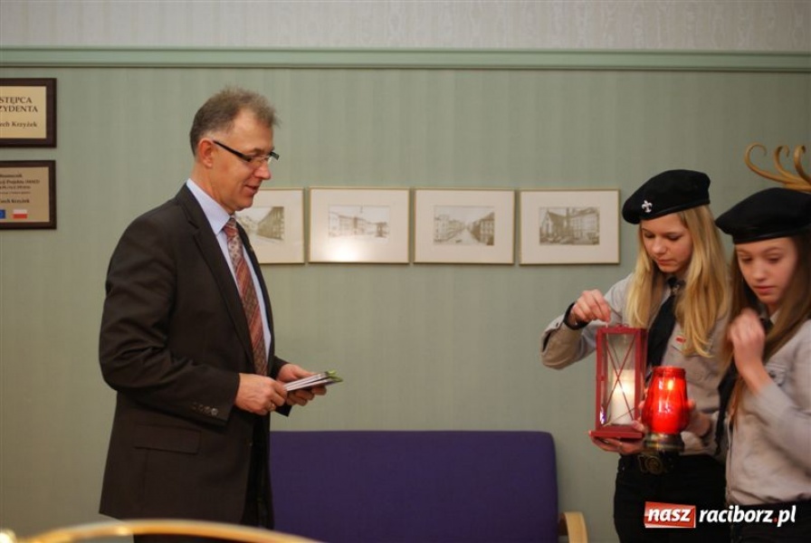 Zdjęcie w galerii na portalu naszraciborz.pl: Betlejemskie Światło Pokoju wiadomości z regionu