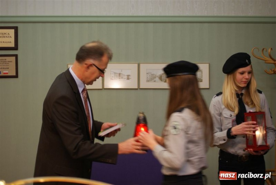 Zdjęcie w galerii na portalu naszraciborz.pl: Betlejemskie Światło Pokoju wiadomości z regionu