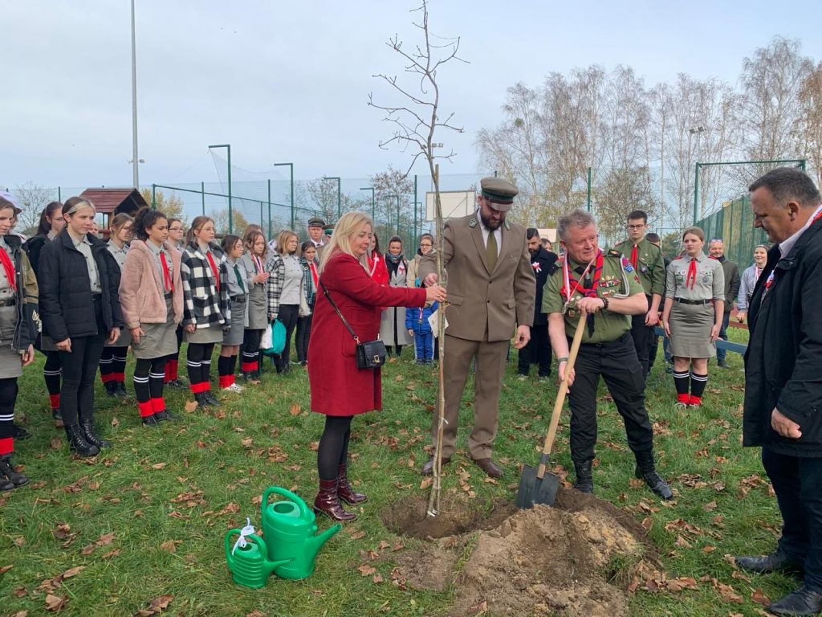 Zdjęcie w galerii na portalu naszraciborz.pl: W Kuźni Raciborskiej uczcili pamięć Karola Grzesika, ofiary NKWD wiadomości z regionu