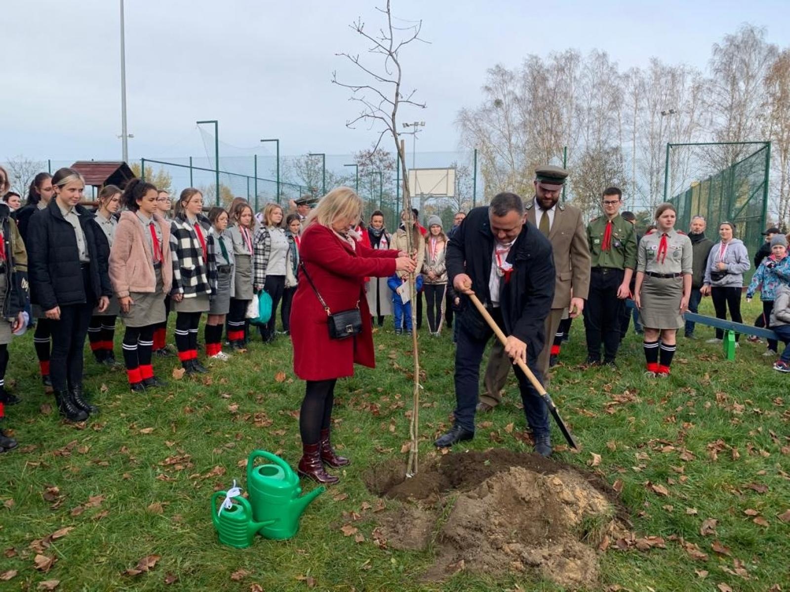 Zdjęcie w galerii na portalu naszraciborz.pl: W Kuźni Raciborskiej uczcili pamięć Karola Grzesika, ofiary NKWD wiadomości z regionu