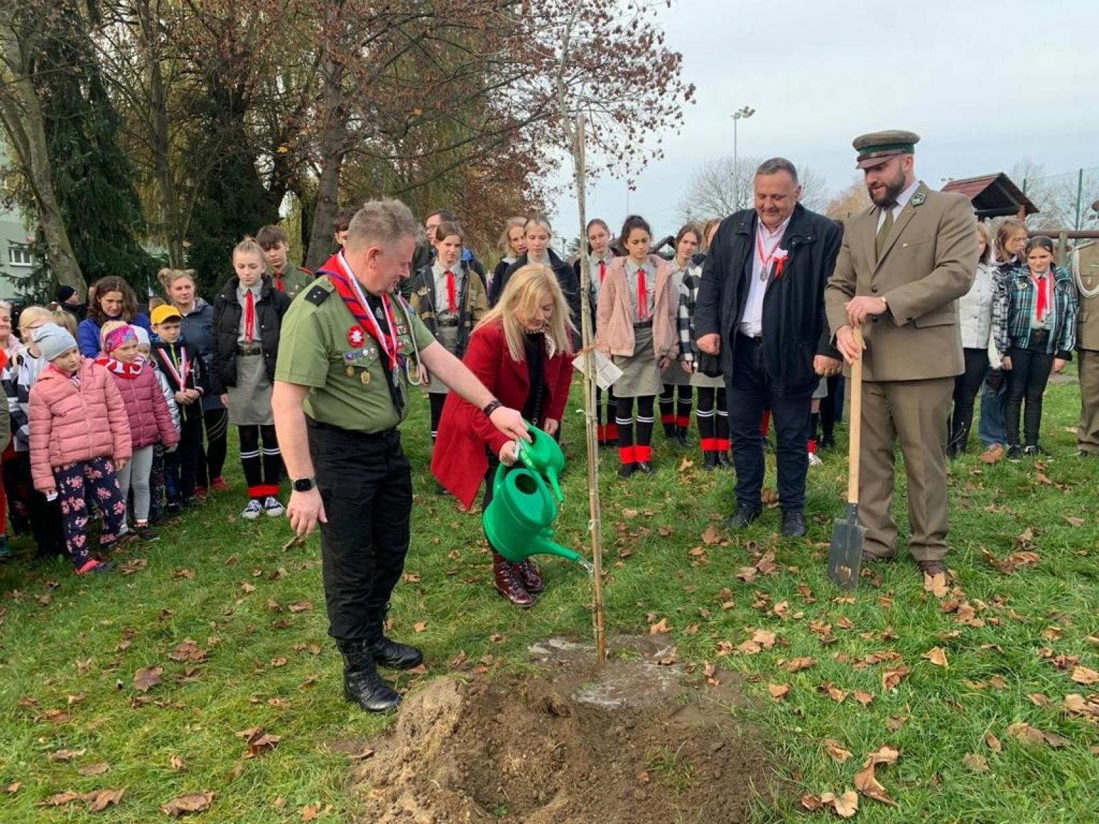 Zdjęcie w galerii na portalu naszraciborz.pl: W Kuźni Raciborskiej uczcili pamięć Karola Grzesika, ofiary NKWD wiadomości z regionu