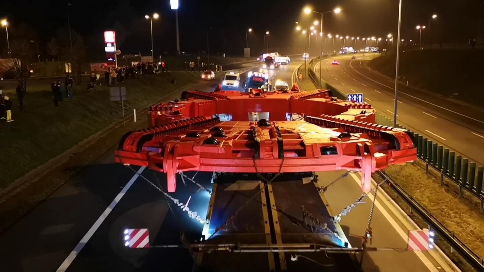 Zdjęcie w galerii na portalu naszraciborz.pl: Pierwszy transport maszyny TBM dotarł do celu. Dwa kolejne przejadą przez nasz region wiadomości z regionu