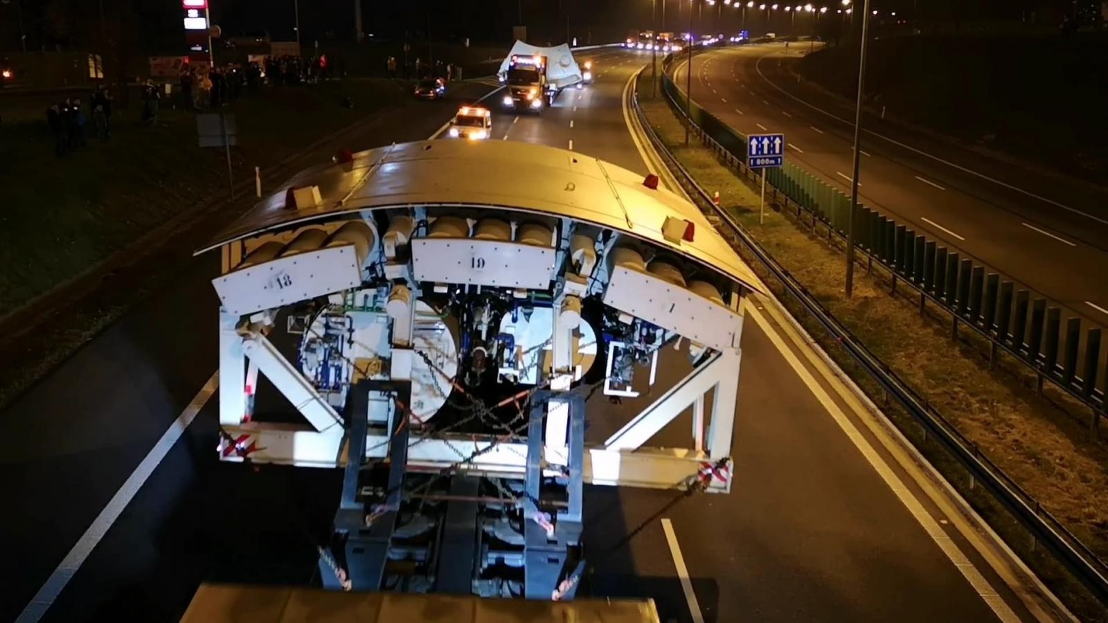 Zdjęcie w galerii na portalu naszraciborz.pl: Pierwszy transport maszyny TBM dotarł do celu. Dwa kolejne przejadą przez nasz region wiadomości z regionu