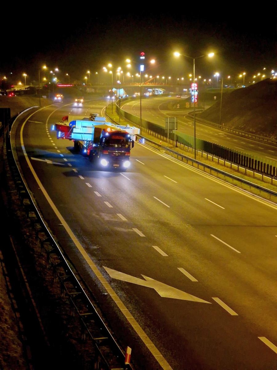 Zdjęcie w galerii na portalu naszraciborz.pl: Pierwszy transport maszyny TBM dotarł do celu. Dwa kolejne przejadą przez nasz region wiadomości z regionu