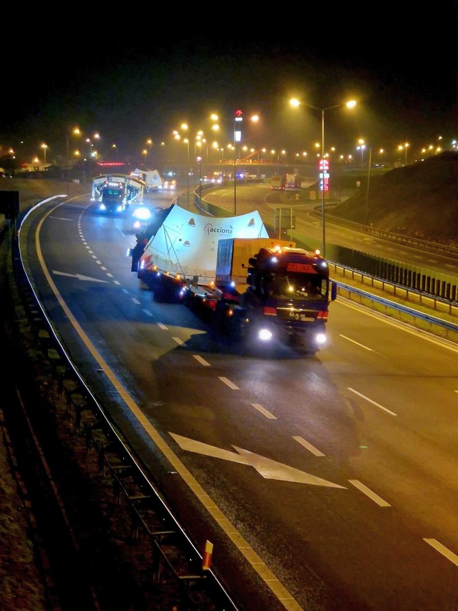 Zdjęcie w galerii na portalu naszraciborz.pl: Pierwszy transport maszyny TBM dotarł do celu. Dwa kolejne przejadą przez nasz region wiadomości z regionu