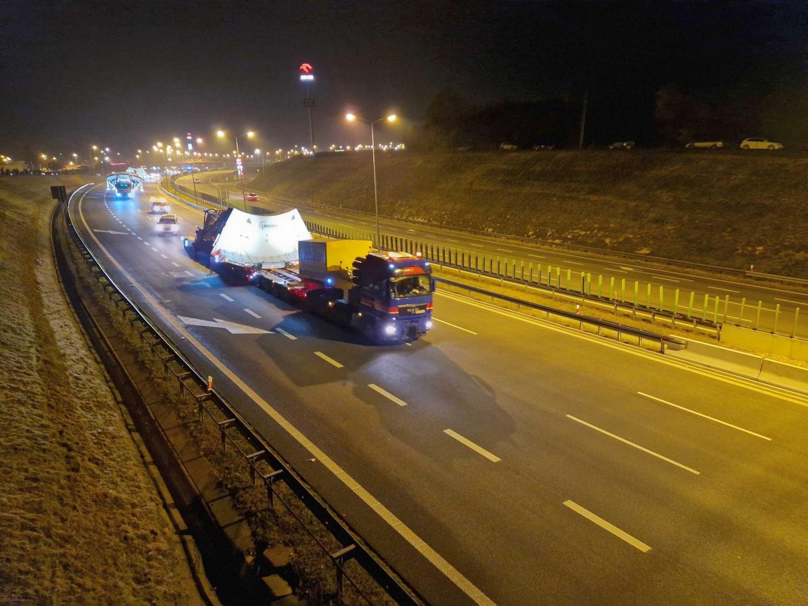 Zdjęcie w galerii na portalu naszraciborz.pl: Pierwszy transport maszyny TBM dotarł do celu. Dwa kolejne przejadą przez nasz region wiadomości z regionu