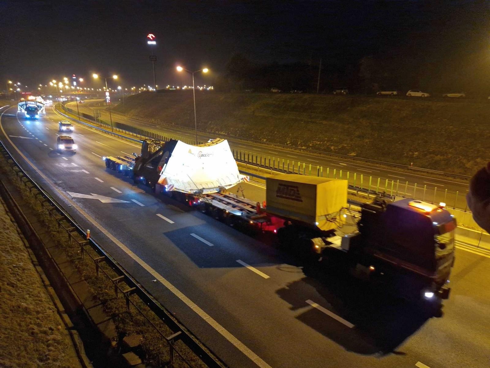 Zdjęcie w galerii na portalu naszraciborz.pl: Pierwszy transport maszyny TBM dotarł do celu. Dwa kolejne przejadą przez nasz region wiadomości z regionu