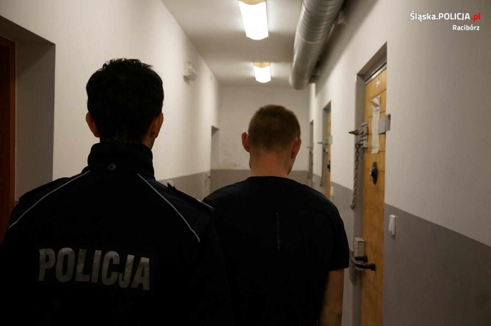 Zdjęcie w galerii na portalu naszraciborz.pl: Zatrzymanie na osiedlu przy Mysłowickiej wiadomości z regionu