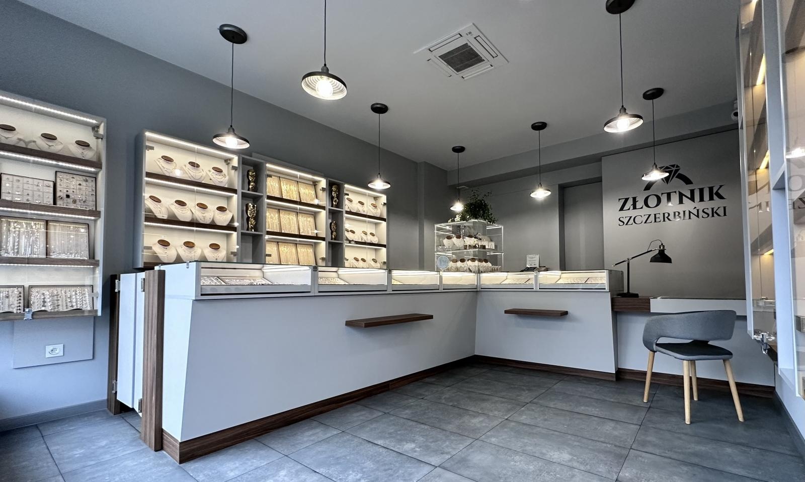 Zdjęcie w galerii na portalu naszraciborz.pl: Wyjątkowa akcja w pracowni złotniczej Pawła Szczerbińskiego wiadomości z regionu