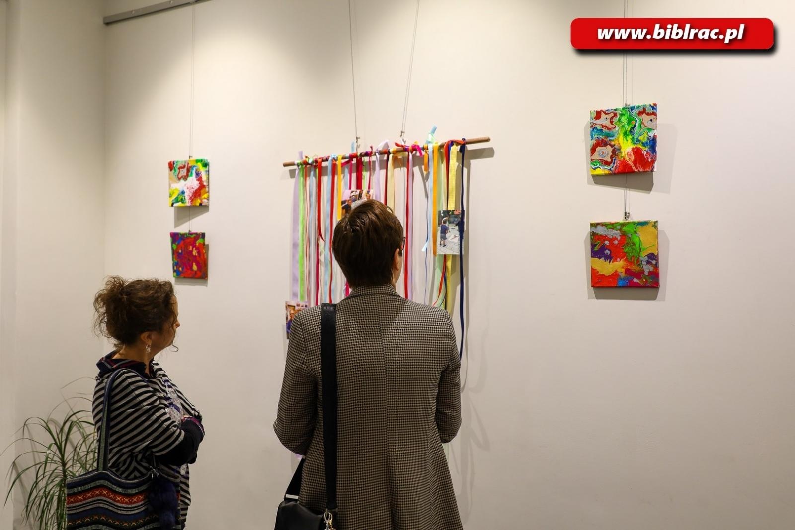 Zdjęcie w galerii na portalu naszraciborz.pl: Wernisaż wystawy małych wielkich twórców ze stowarzyszenia Spektrum wiadomości z regionu