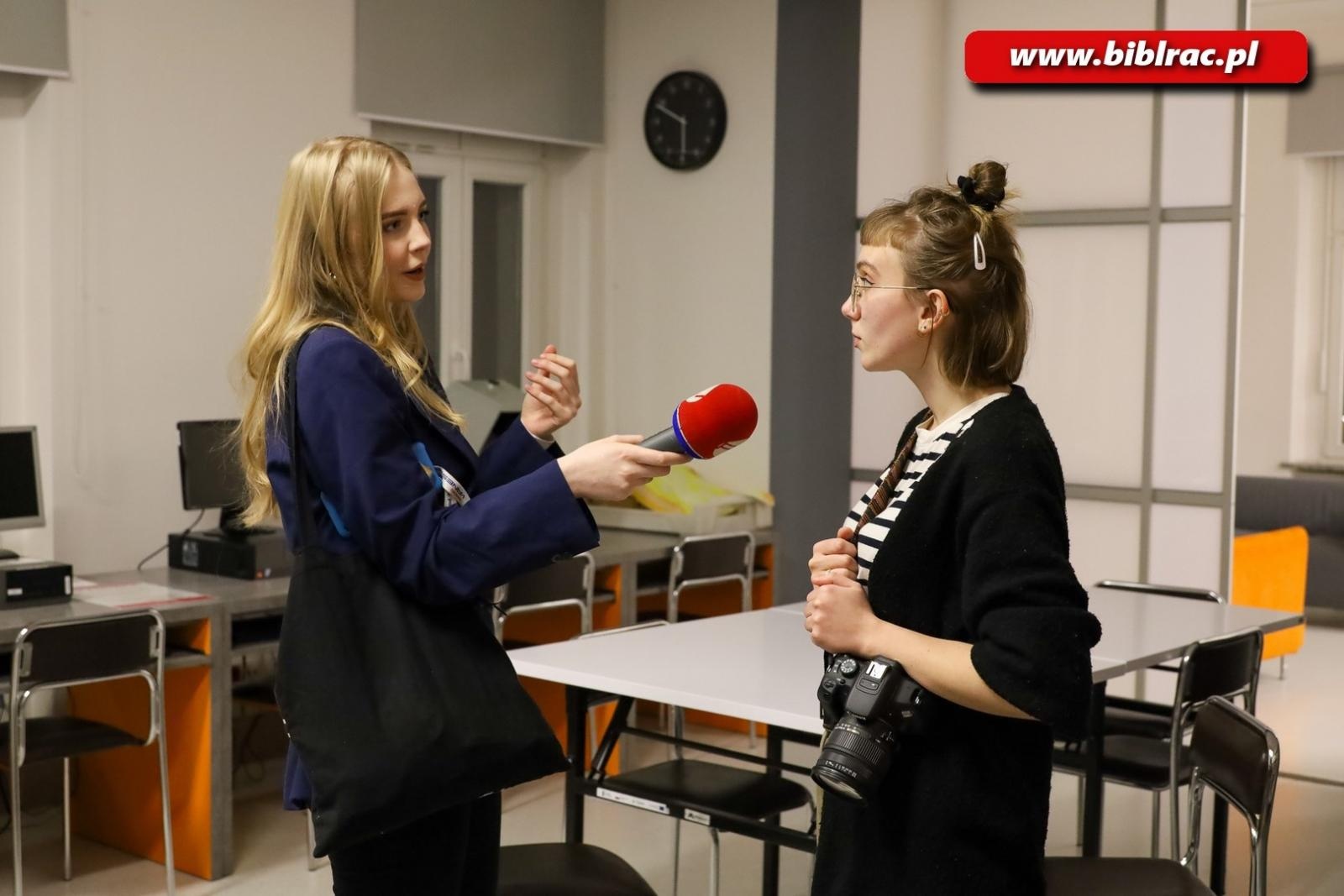 Zdjęcie w galerii na portalu naszraciborz.pl: Wernisaż wystawy małych wielkich twórców ze stowarzyszenia Spektrum wiadomości z regionu