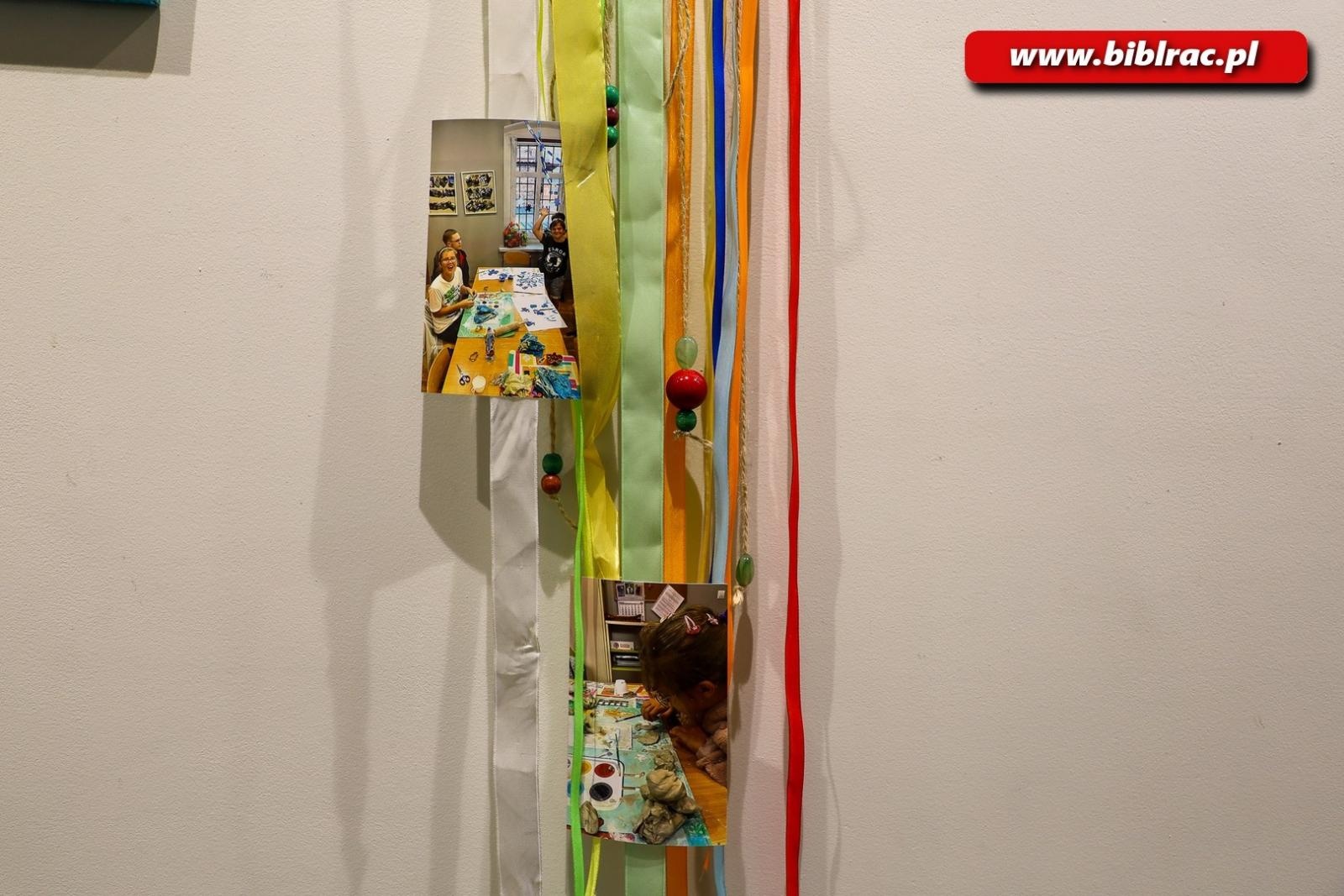 Zdjęcie w galerii na portalu naszraciborz.pl: Wernisaż wystawy małych wielkich twórców ze stowarzyszenia Spektrum wiadomości z regionu