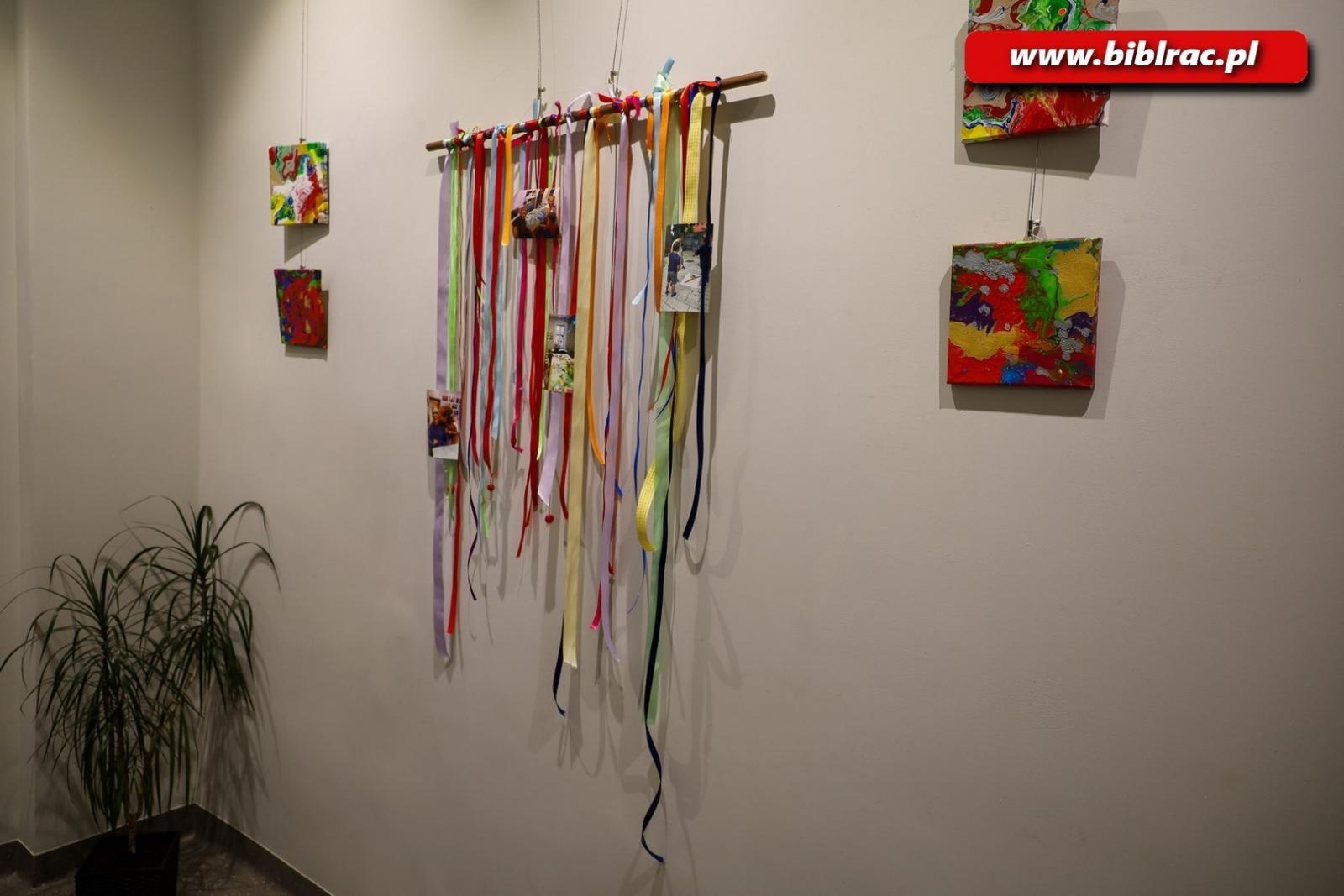 Zdjęcie w galerii na portalu naszraciborz.pl: Wernisaż wystawy małych wielkich twórców ze stowarzyszenia Spektrum wiadomości z regionu