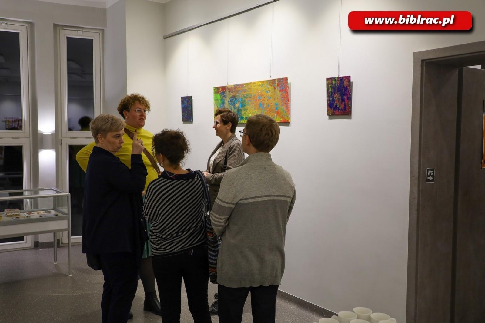 Zdjęcie w galerii na portalu naszraciborz.pl: Wernisaż wystawy małych wielkich twórców ze stowarzyszenia Spektrum wiadomości z regionu