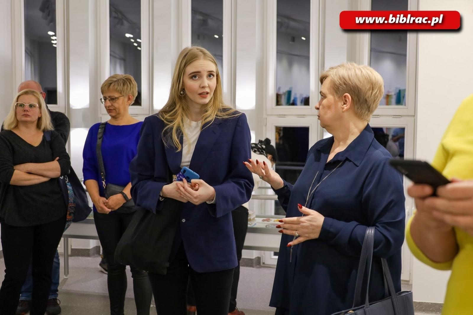 Zdjęcie w galerii na portalu naszraciborz.pl: Wernisaż wystawy małych wielkich twórców ze stowarzyszenia Spektrum wiadomości z regionu