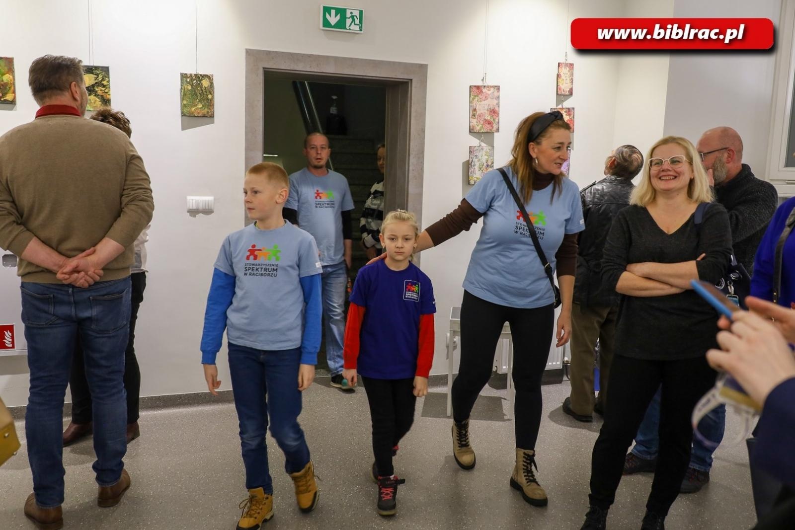 Zdjęcie w galerii na portalu naszraciborz.pl: Wernisaż wystawy małych wielkich twórców ze stowarzyszenia Spektrum wiadomości z regionu