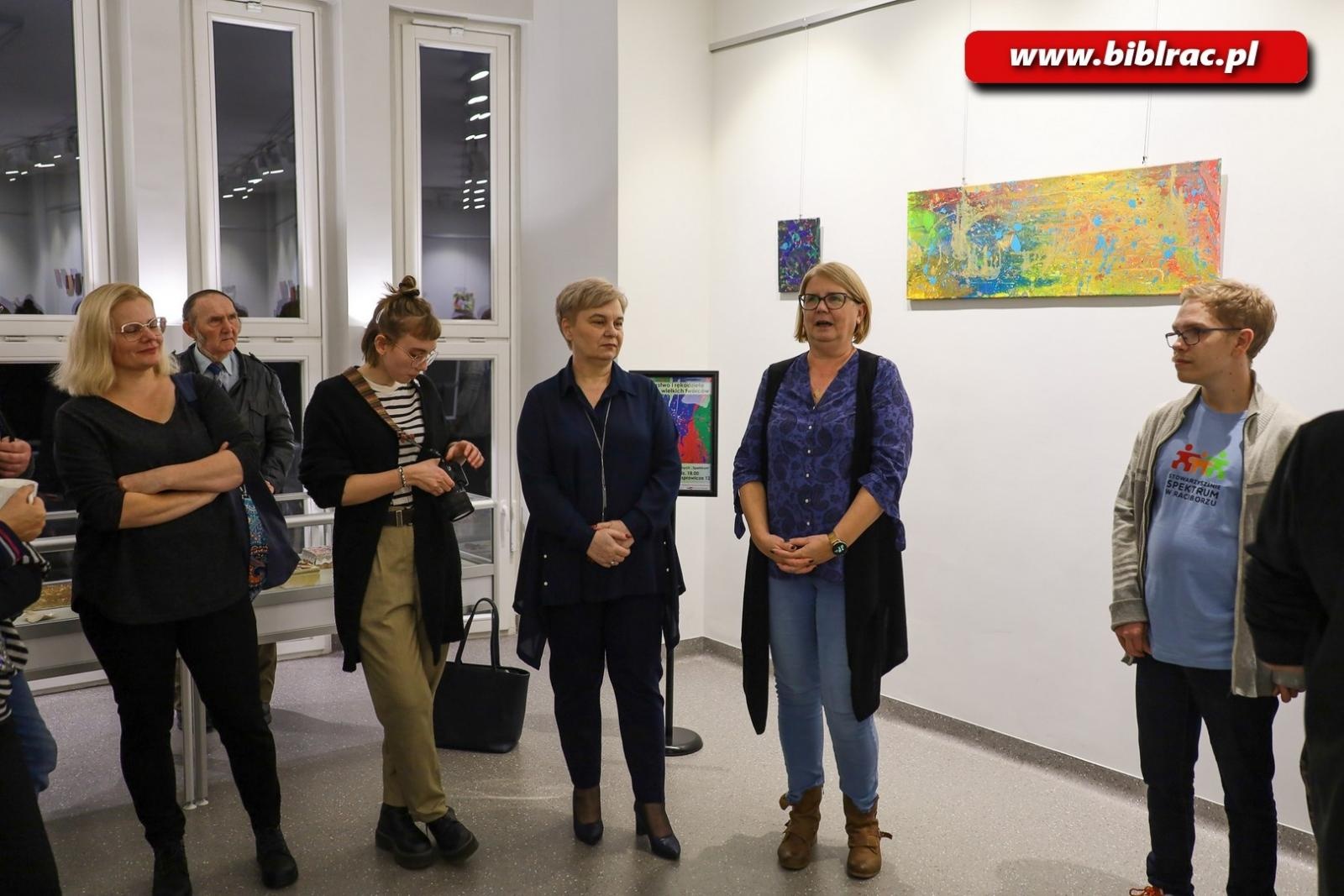 Zdjęcie w galerii na portalu naszraciborz.pl: Wernisaż wystawy małych wielkich twórców ze stowarzyszenia Spektrum wiadomości z regionu