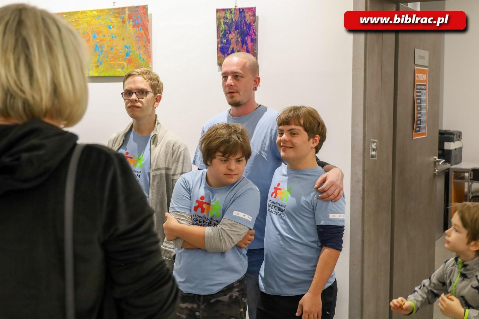 Zdjęcie w galerii na portalu naszraciborz.pl: Wernisaż wystawy małych wielkich twórców ze stowarzyszenia Spektrum wiadomości z regionu