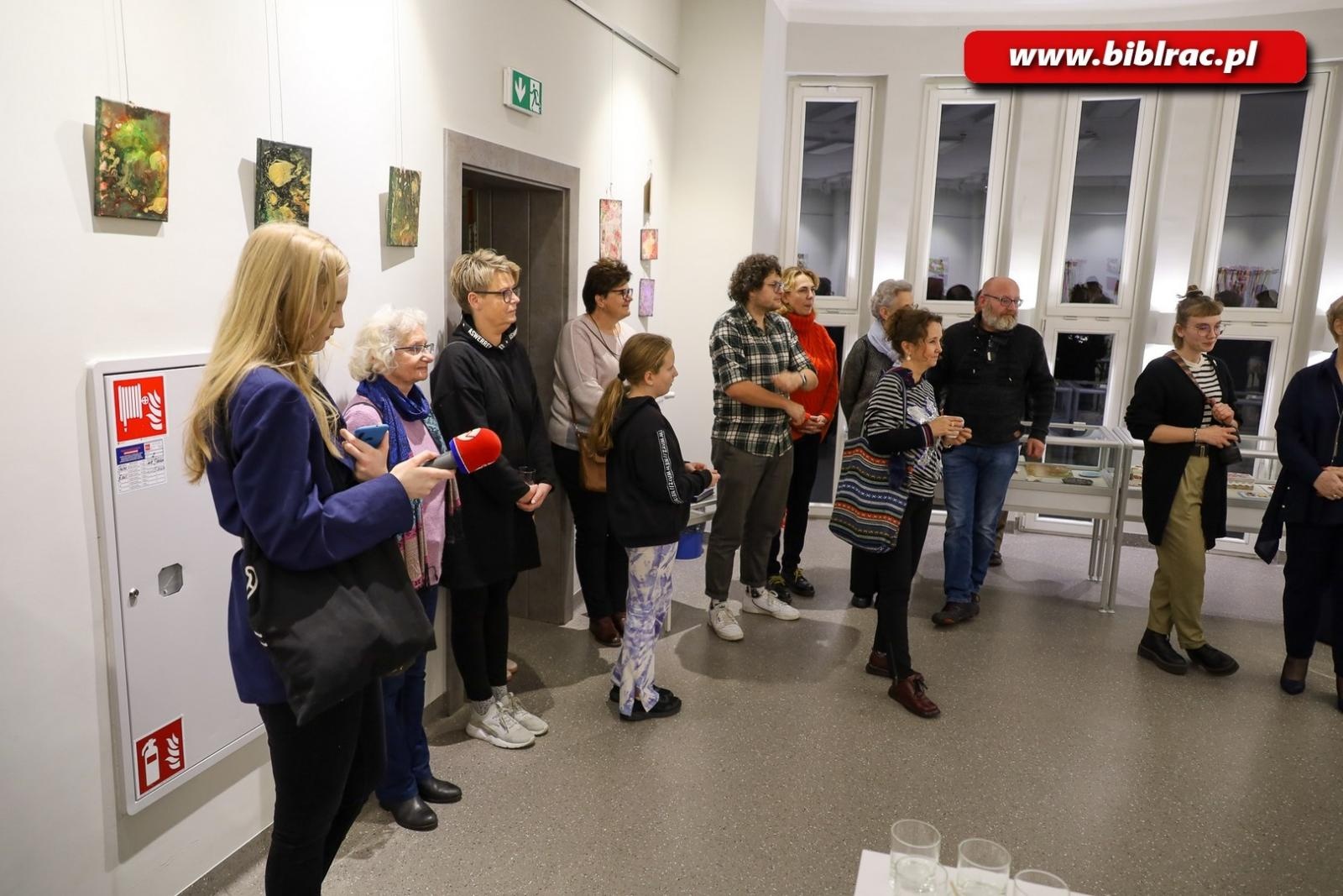 Zdjęcie w galerii na portalu naszraciborz.pl: Wernisaż wystawy małych wielkich twórców ze stowarzyszenia Spektrum wiadomości z regionu