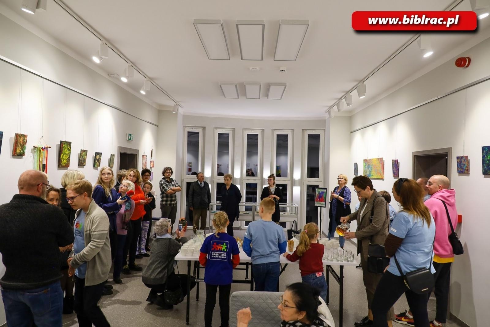 Zdjęcie w galerii na portalu naszraciborz.pl: Wernisaż wystawy małych wielkich twórców ze stowarzyszenia Spektrum wiadomości z regionu