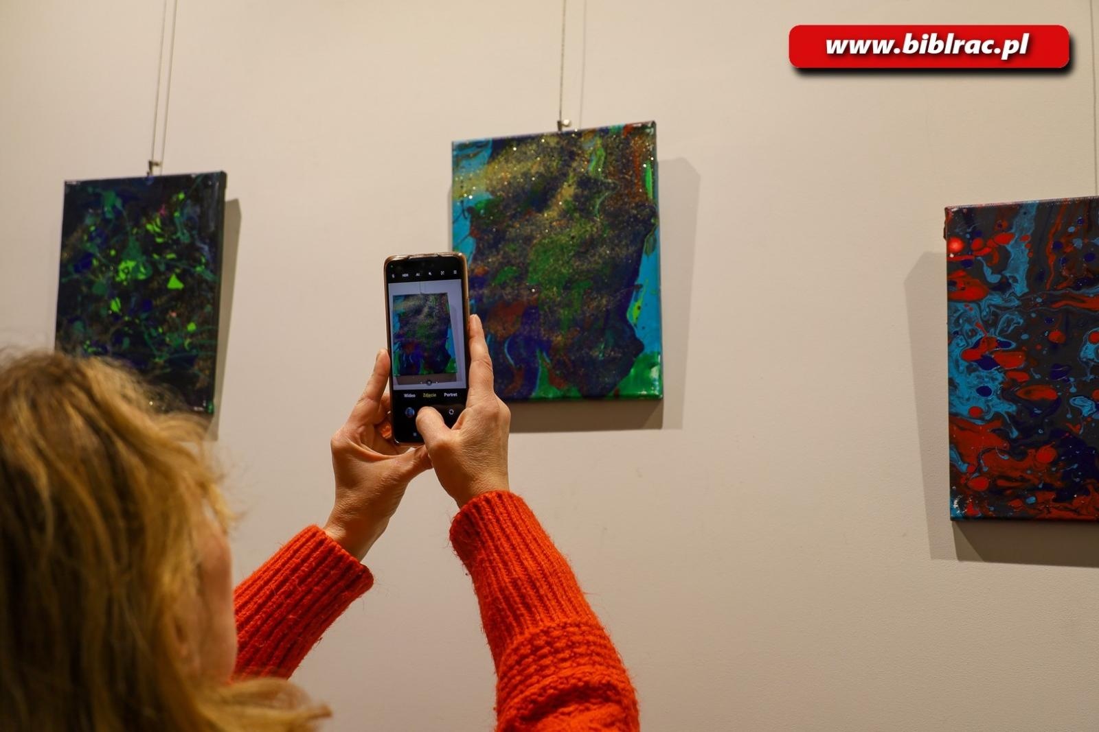 Zdjęcie w galerii na portalu naszraciborz.pl: Wernisaż wystawy małych wielkich twórców ze stowarzyszenia Spektrum wiadomości z regionu