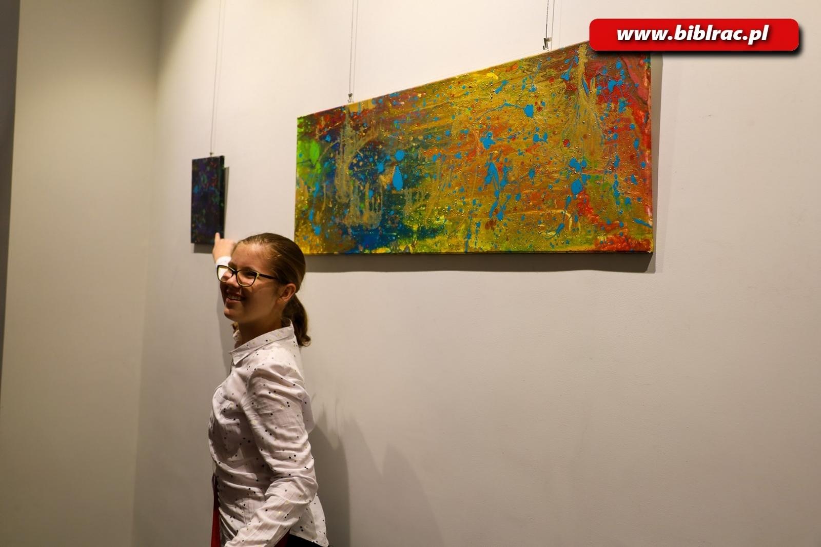 Zdjęcie w galerii na portalu naszraciborz.pl: Wernisaż wystawy małych wielkich twórców ze stowarzyszenia Spektrum wiadomości z regionu