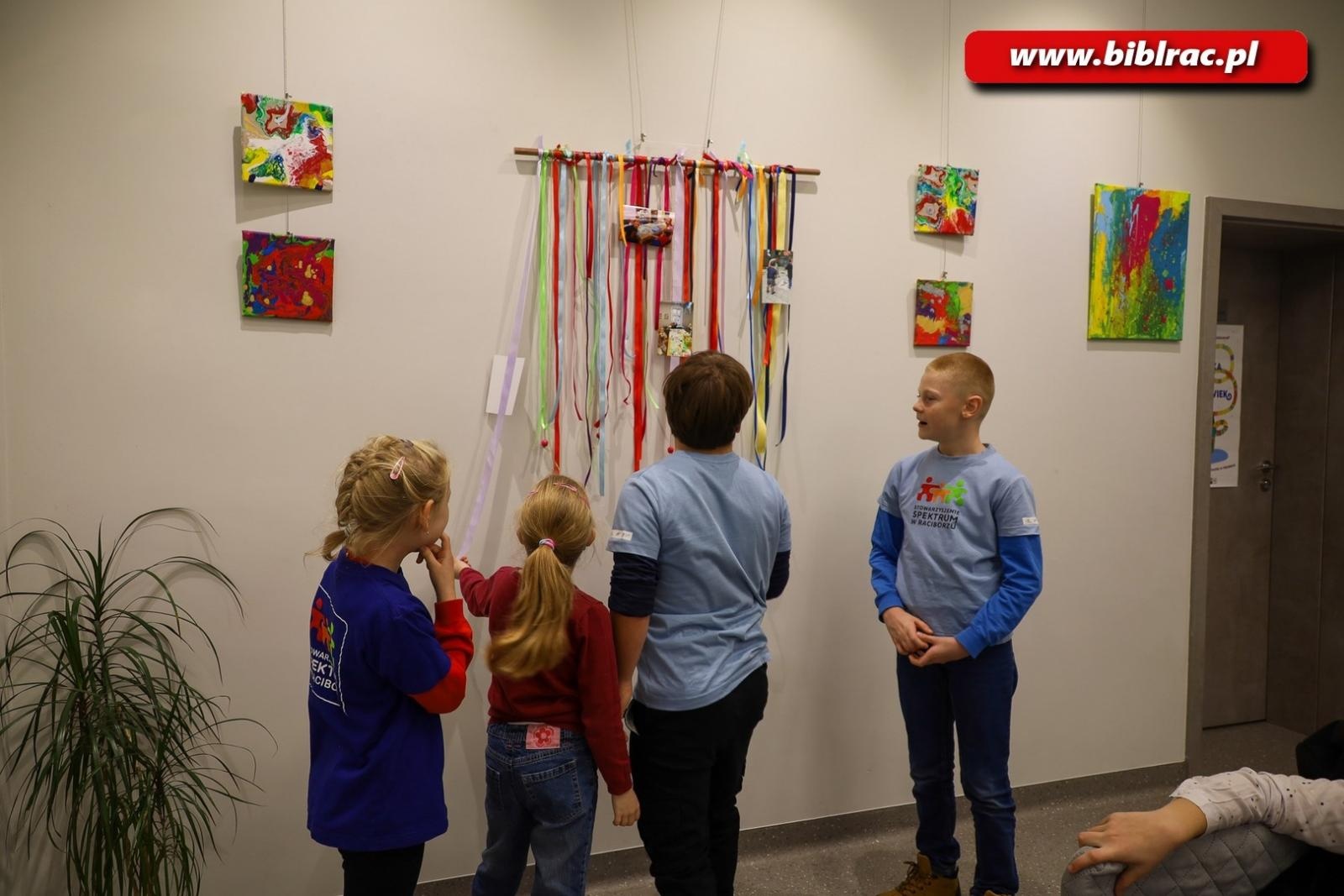 Zdjęcie w galerii na portalu naszraciborz.pl: Wernisaż wystawy małych wielkich twórców ze stowarzyszenia Spektrum wiadomości z regionu