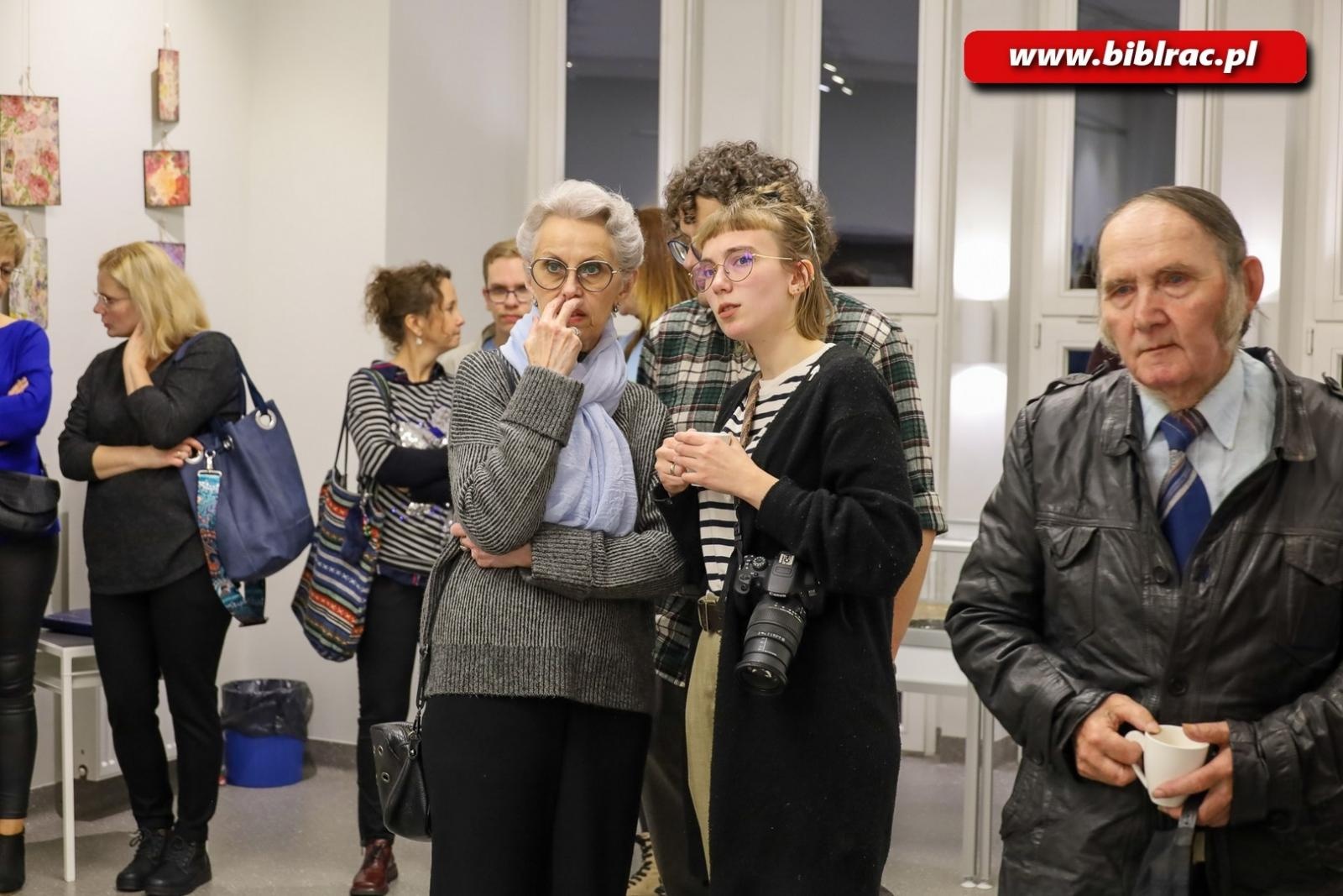 Zdjęcie w galerii na portalu naszraciborz.pl: Wernisaż wystawy małych wielkich twórców ze stowarzyszenia Spektrum wiadomości z regionu