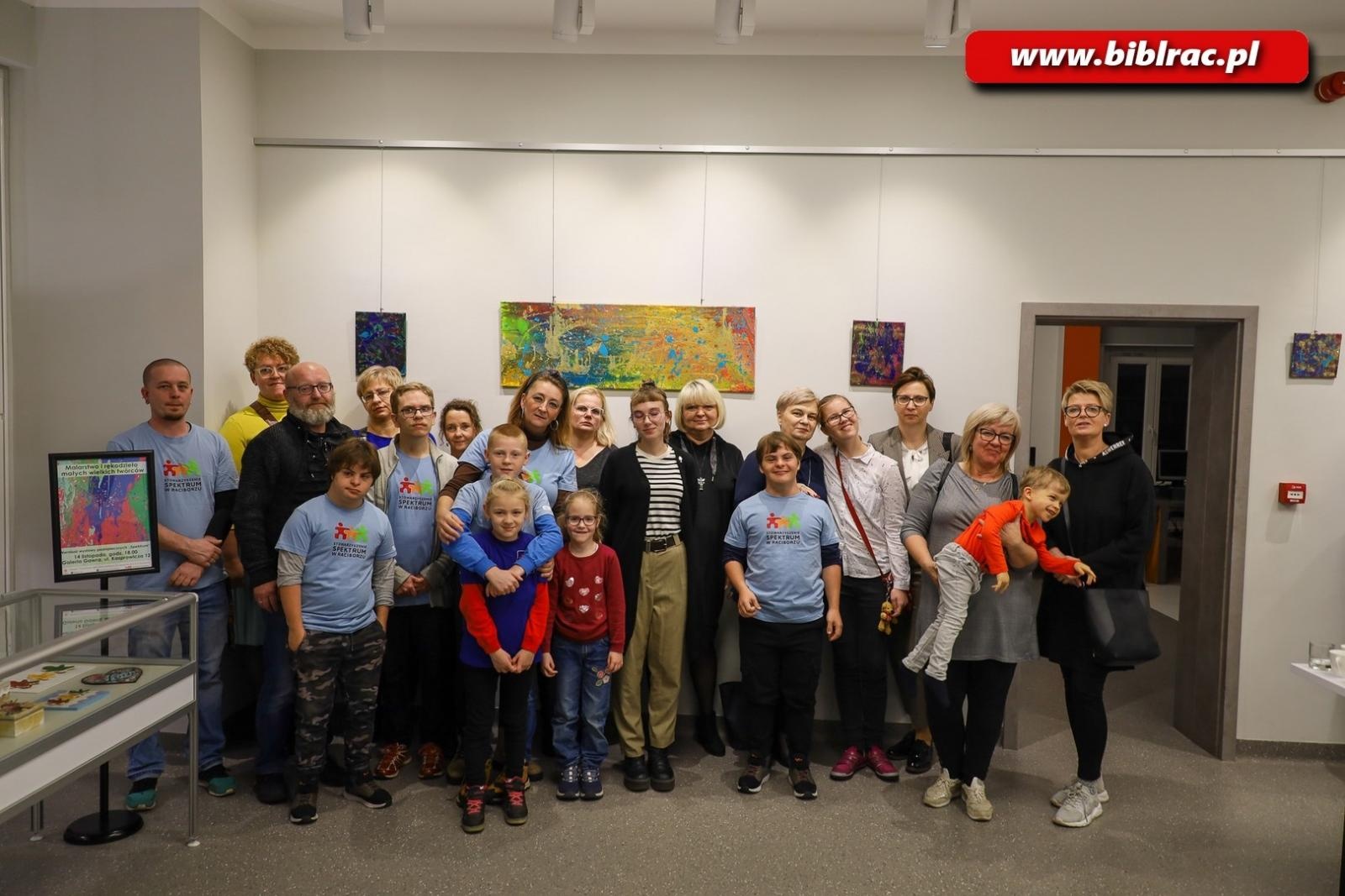 Zdjęcie w galerii na portalu naszraciborz.pl: Wernisaż wystawy małych wielkich twórców ze stowarzyszenia Spektrum wiadomości z regionu