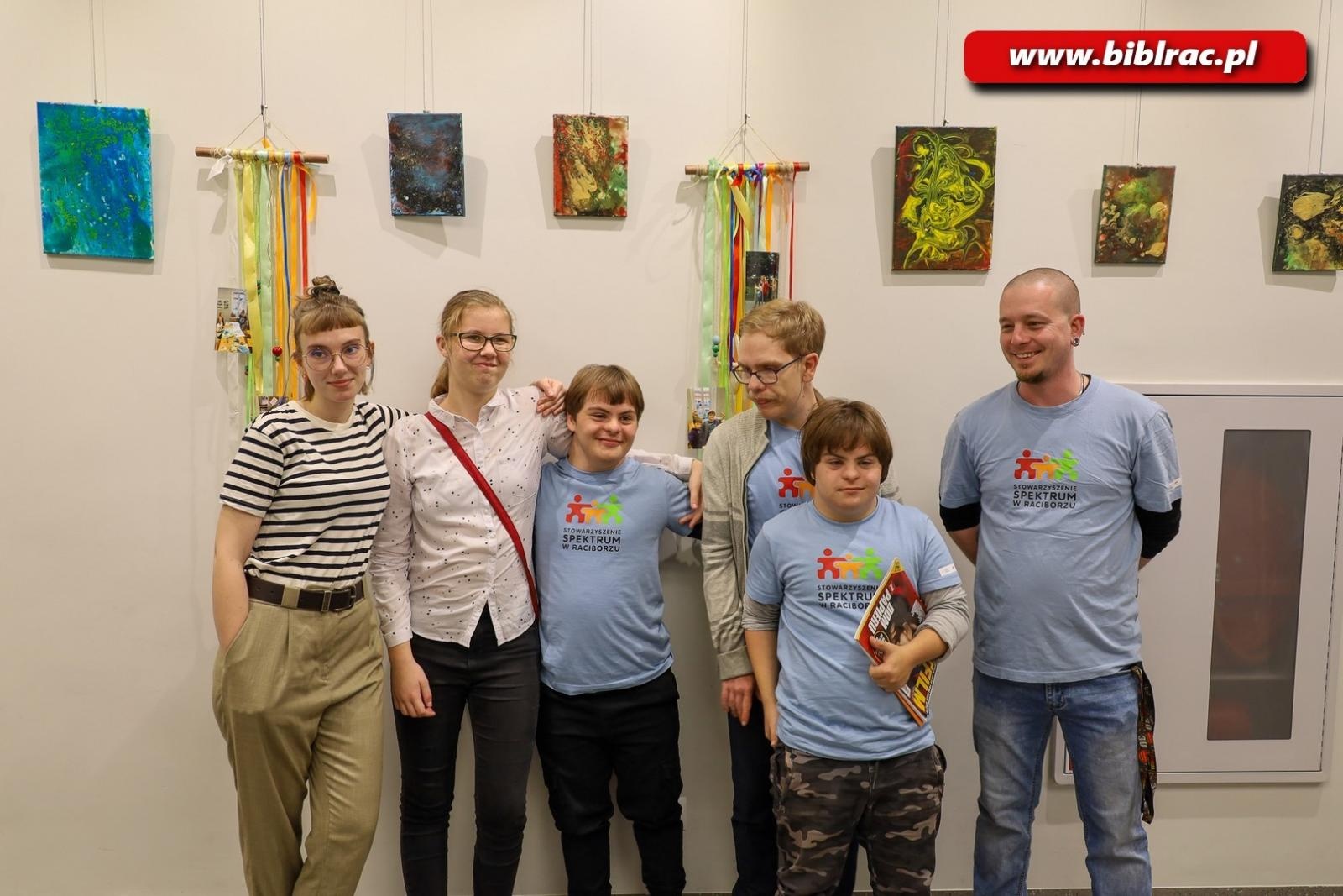 Zdjęcie w galerii na portalu naszraciborz.pl: Wernisaż wystawy małych wielkich twórców ze stowarzyszenia Spektrum wiadomości z regionu