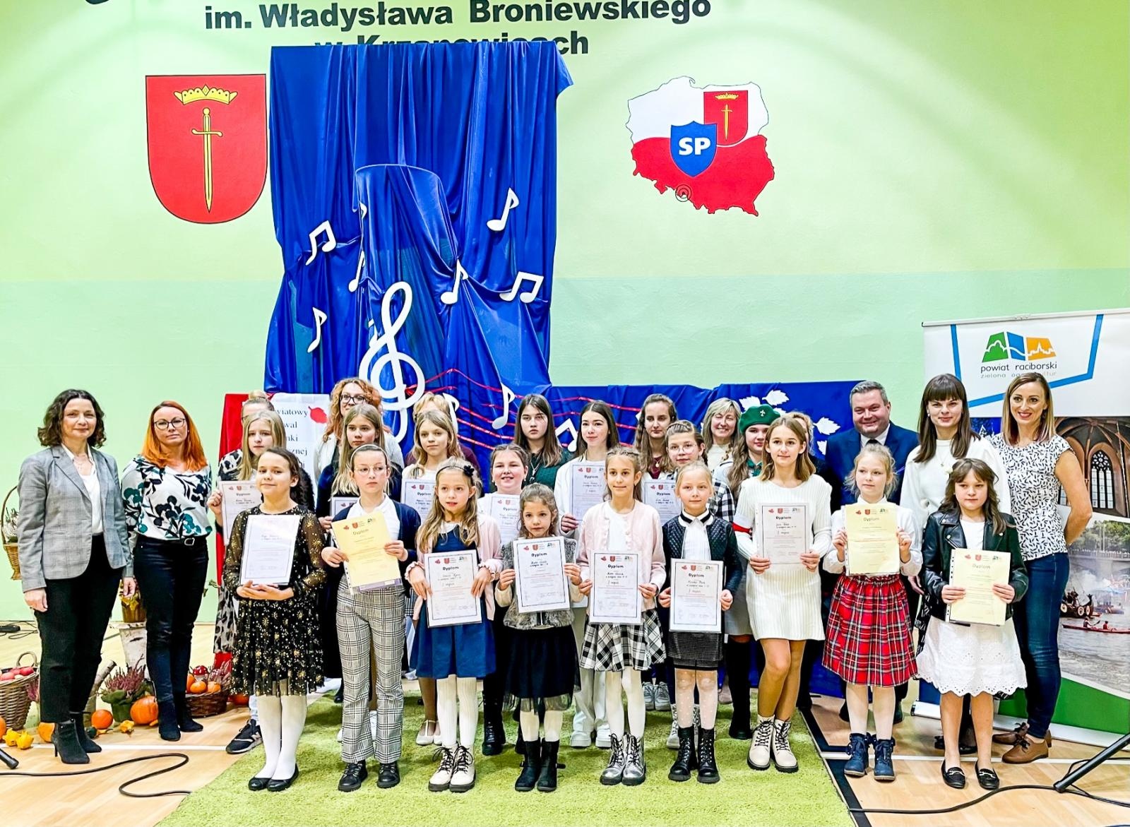 Zdjęcie w galerii na portalu naszraciborz.pl: Piosenka turystyczna, harcerska i patriotyczna zabrzmiała w Krzanowicach wiadomości z regionu