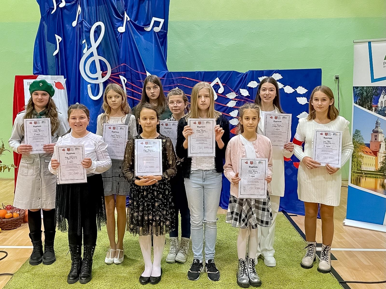 Zdjęcie w galerii na portalu naszraciborz.pl: Piosenka turystyczna, harcerska i patriotyczna zabrzmiała w Krzanowicach wiadomości z regionu