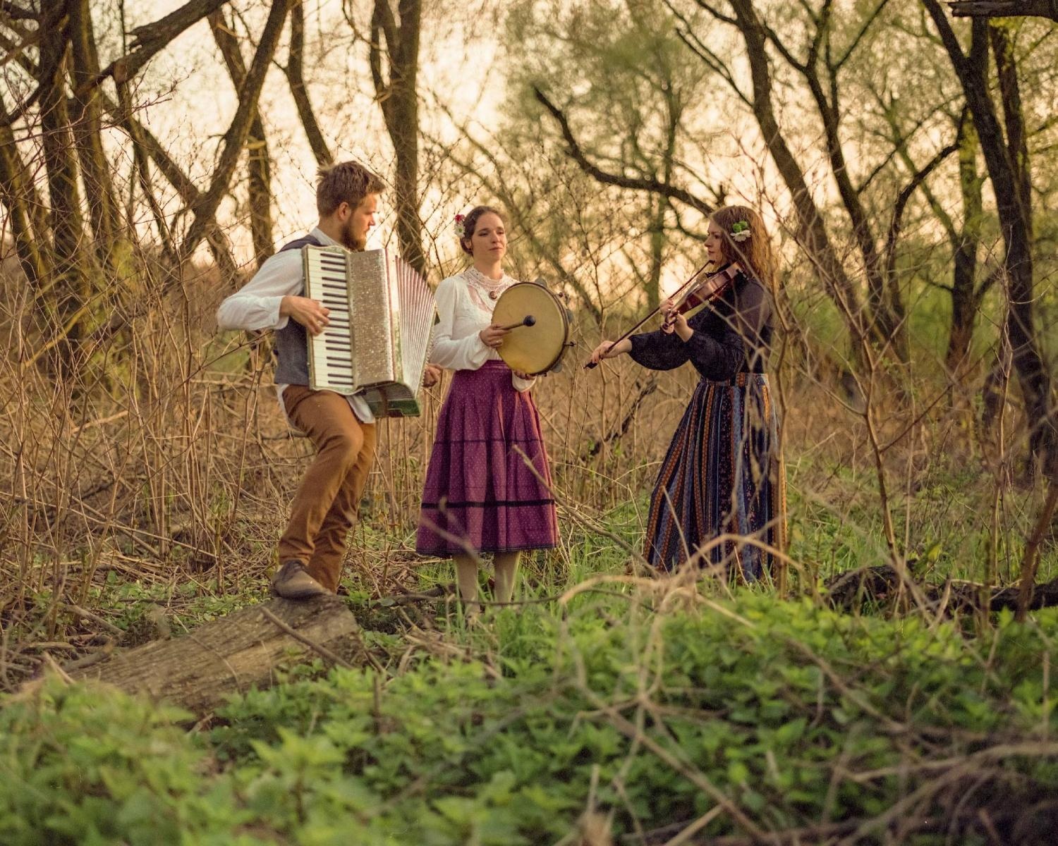 Zdjęcie w galerii na portalu naszraciborz.pl: Szkubanie pierza i potańcówka z kapelą Fedaków wiadomości z regionu