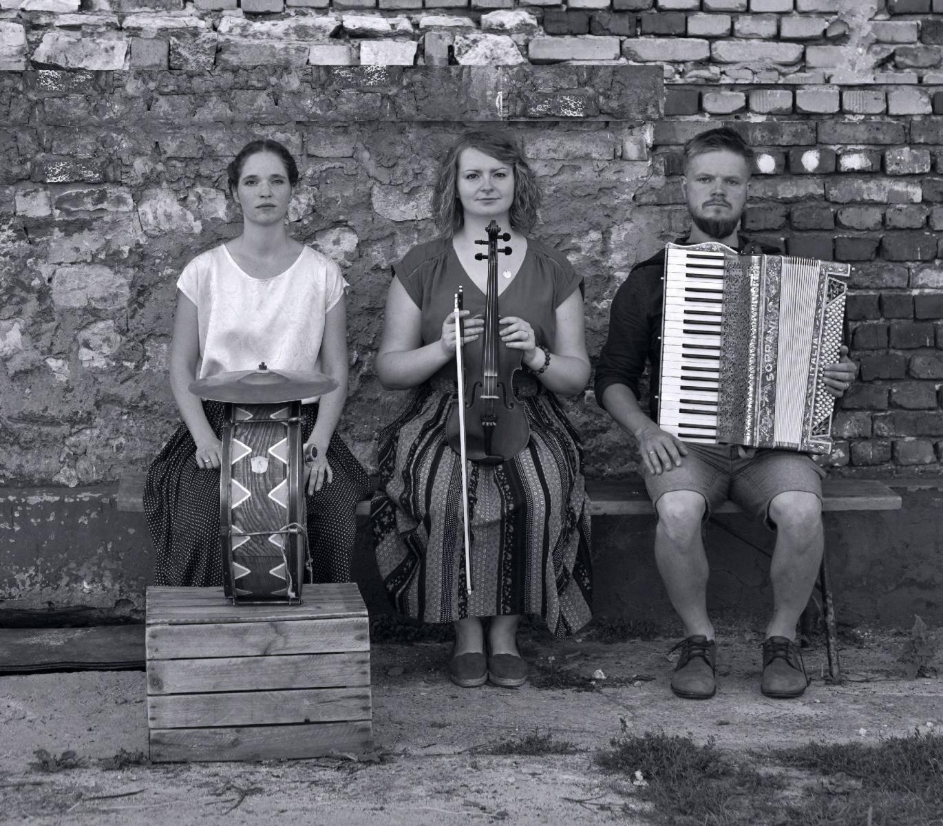 Zdjęcie w galerii na portalu naszraciborz.pl: Szkubanie pierza i potańcówka z kapelą Fedaków wiadomości z regionu