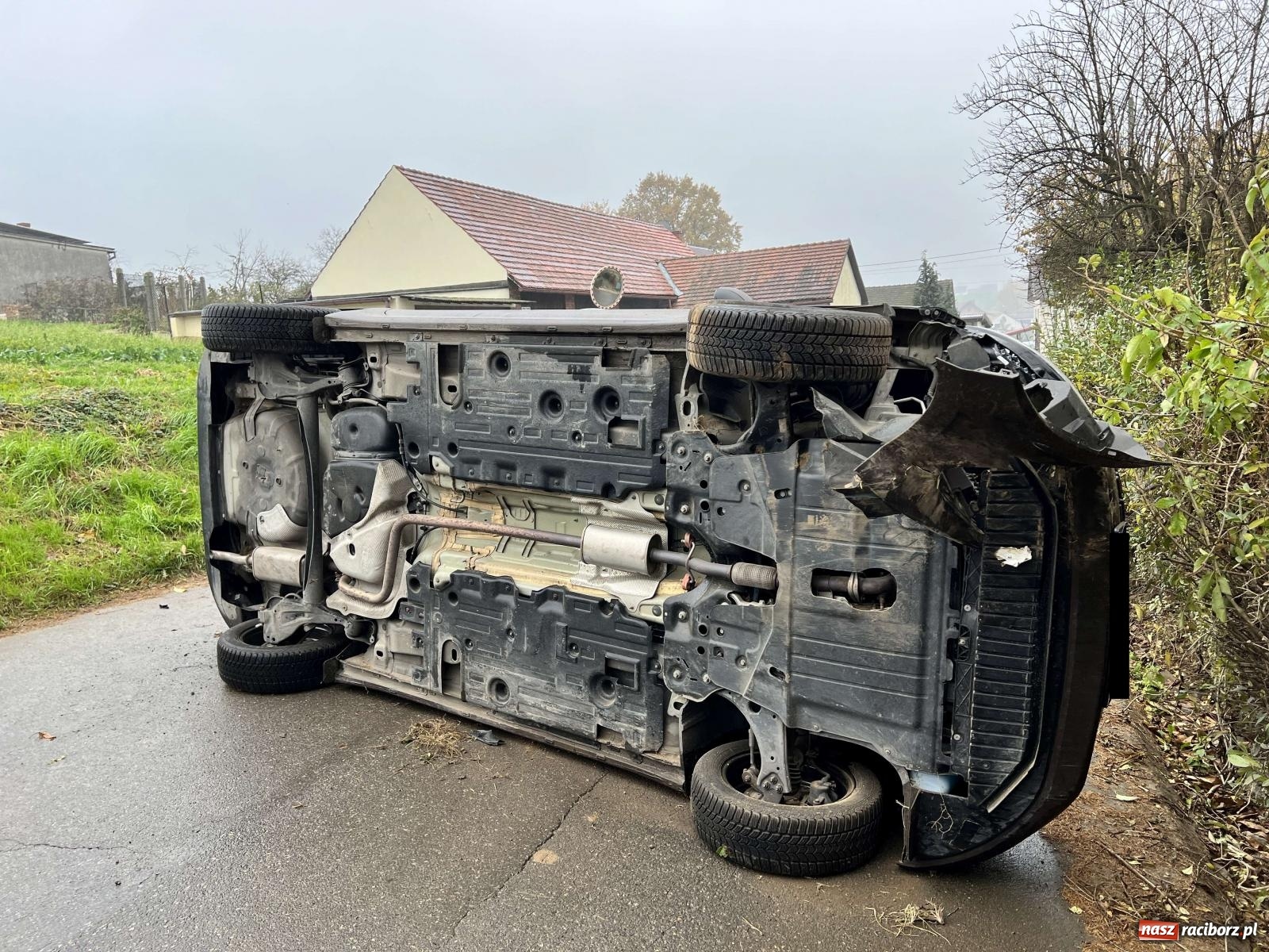 Zdjęcie w galerii na portalu naszraciborz.pl: Przewrócony fiat tipo zablokował ruch na Kozielskiej w Rudniku [FOTO] wiadomości z regionu