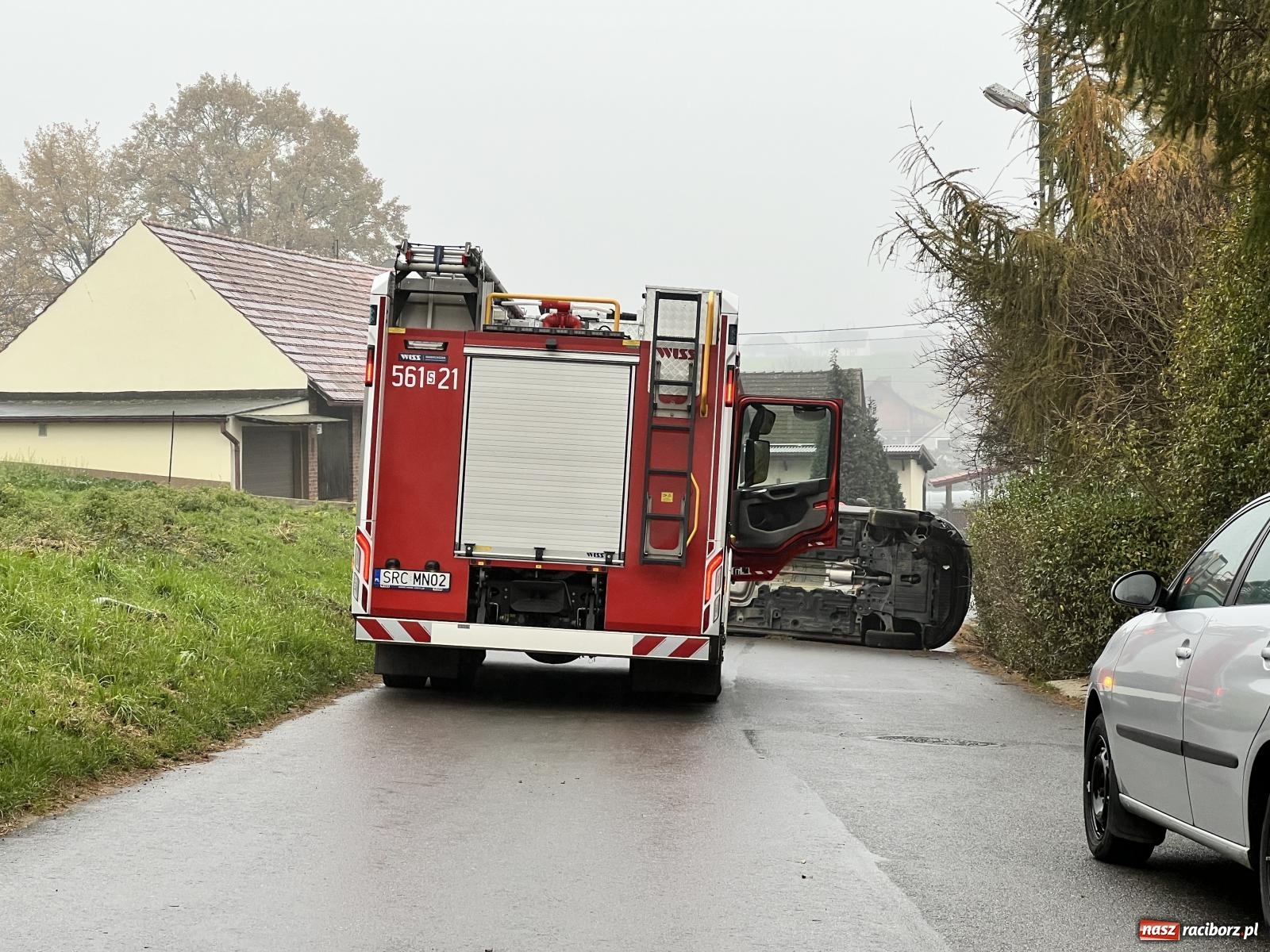 Zdjęcie w galerii na portalu naszraciborz.pl: Przewrócony fiat tipo zablokował ruch na Kozielskiej w Rudniku [FOTO] wiadomości z regionu