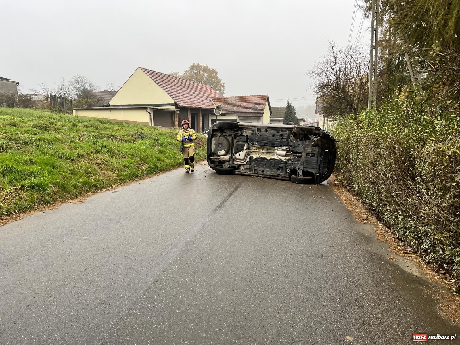 Zdjęcie w galerii na portalu naszraciborz.pl: Przewrócony fiat tipo zablokował ruch na Kozielskiej w Rudniku [FOTO] wiadomości z regionu