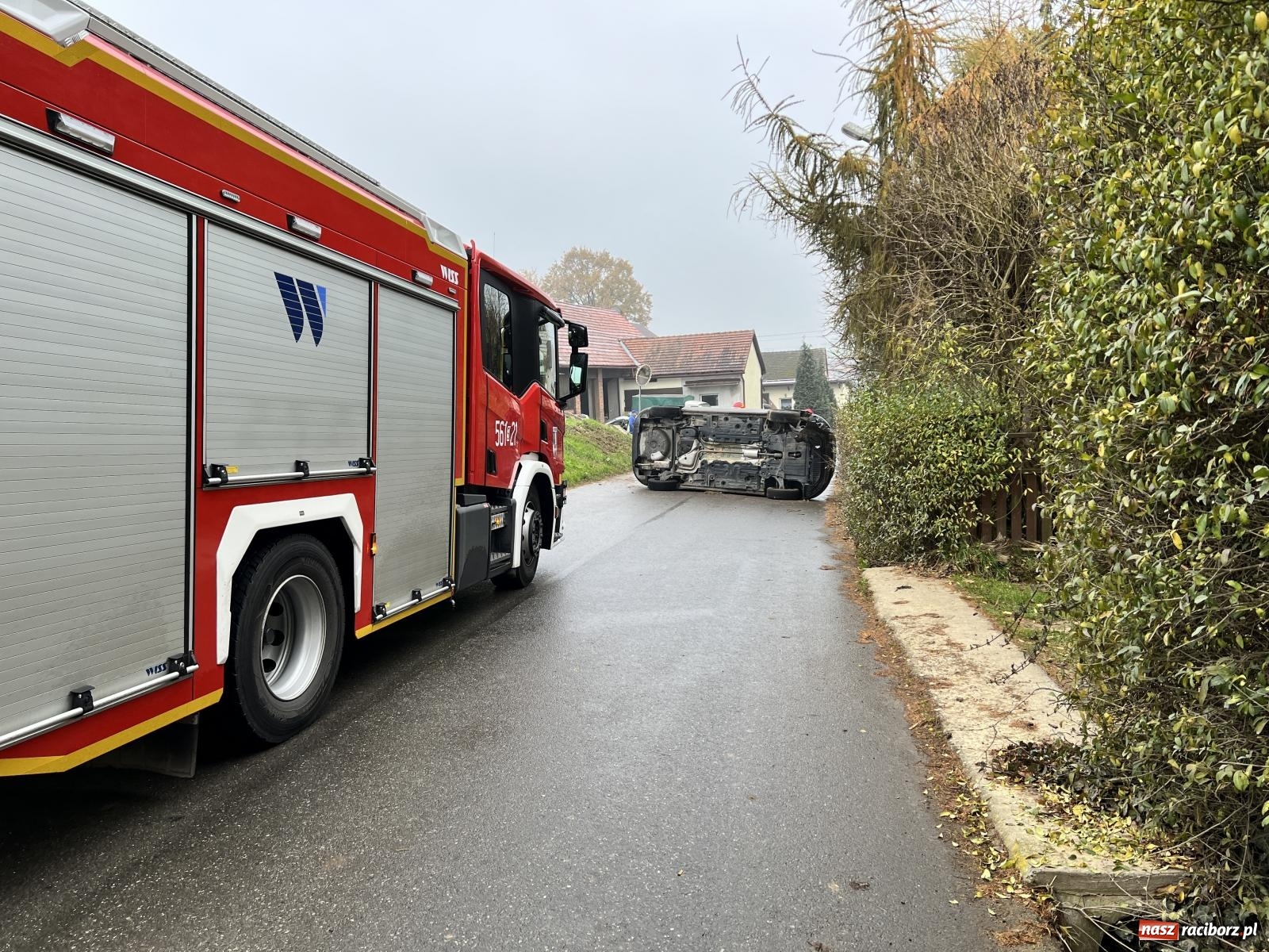 Zdjęcie w galerii na portalu naszraciborz.pl: Przewrócony fiat tipo zablokował ruch na Kozielskiej w Rudniku [FOTO] wiadomości z regionu