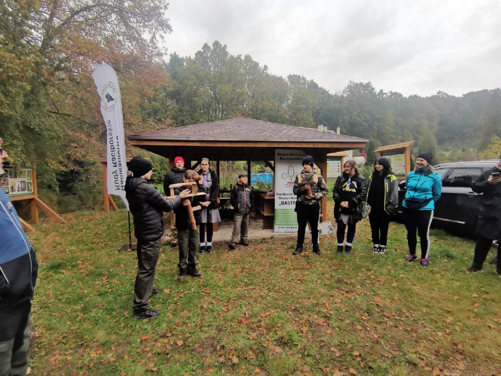 Zdjęcie w galerii na portalu naszraciborz.pl: Harcerze ZHR odwiedzili Ponięcice. Zorganizowali grę terenową wiadomości z regionu