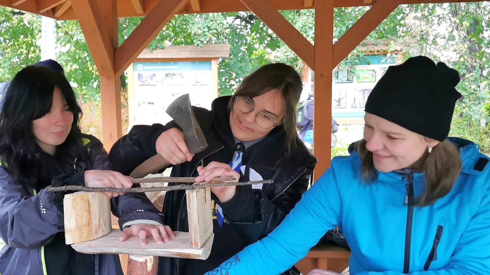 Zdjęcie w galerii na portalu naszraciborz.pl: Harcerze ZHR odwiedzili Ponięcice. Zorganizowali grę terenową wiadomości z regionu