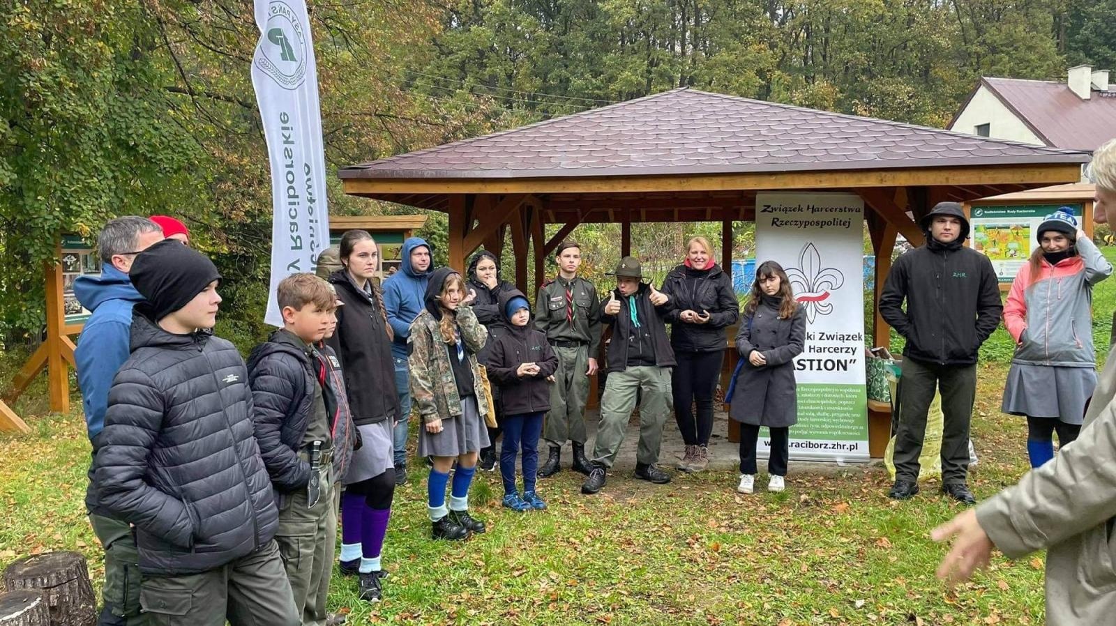 Zdjęcie w galerii na portalu naszraciborz.pl: Harcerze ZHR odwiedzili Ponięcice. Zorganizowali grę terenową wiadomości z regionu