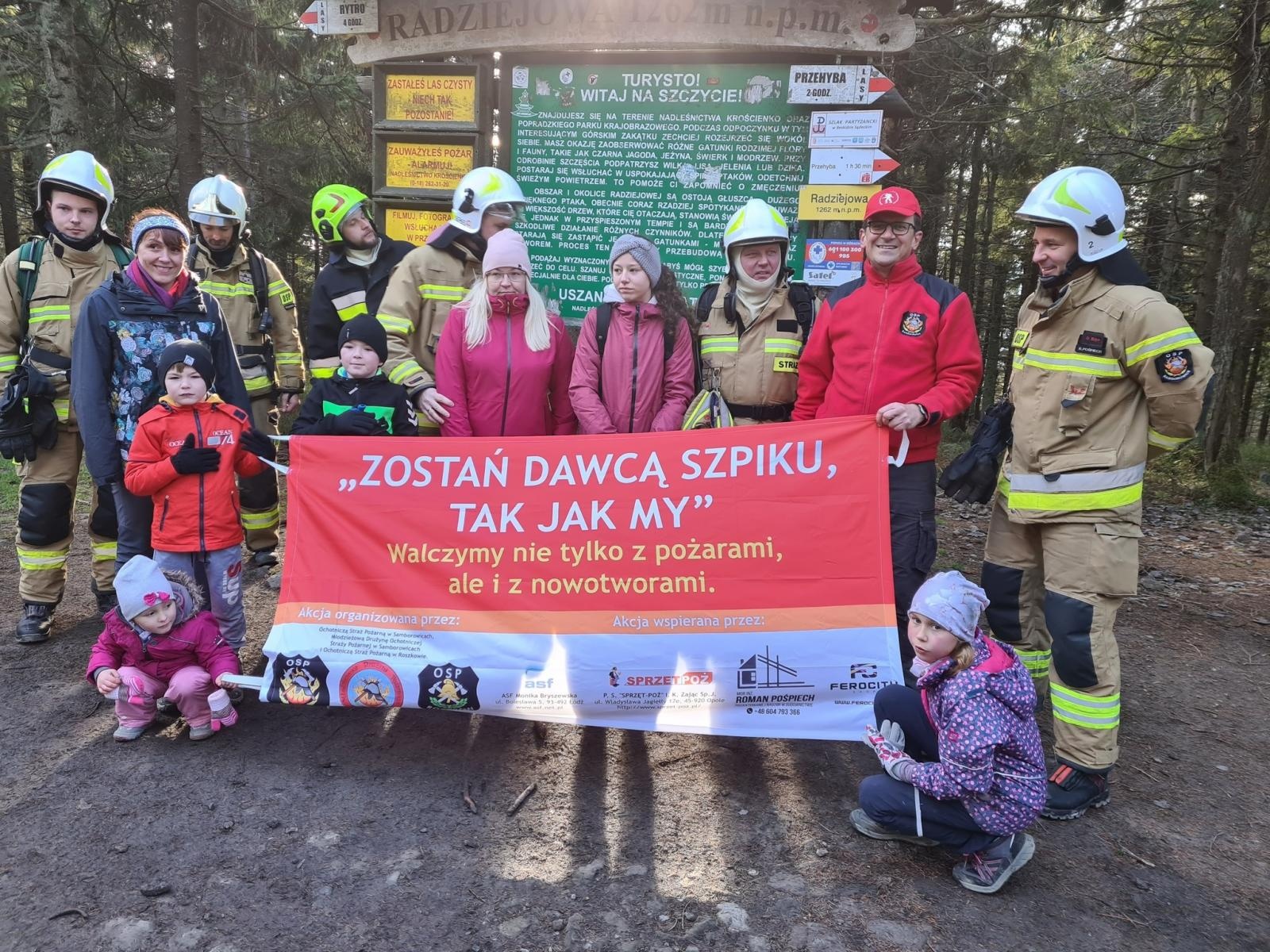 Zdjęcie w galerii na portalu naszraciborz.pl: Trzy szczyty zdobyte. Strażacy z powiatu raciborskiego propagują ważny cel wiadomości z regionu